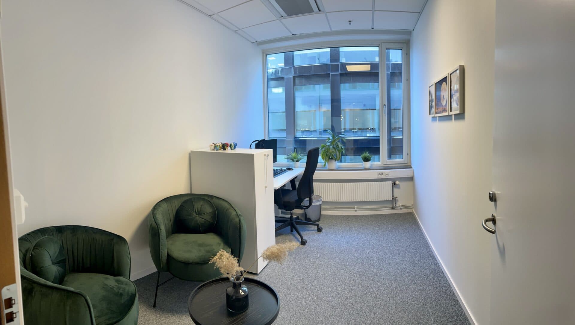 Möblerat Mini-kontor med skrivbord, fåtöljer och fönster