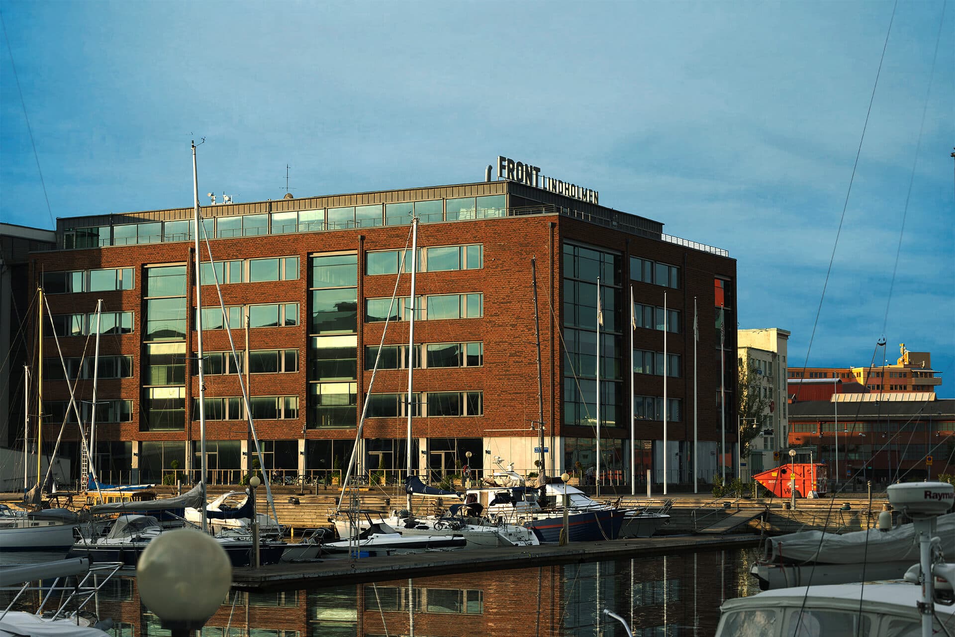 Kontorshuset Front Lindholmen vid kanalen i Göteborg