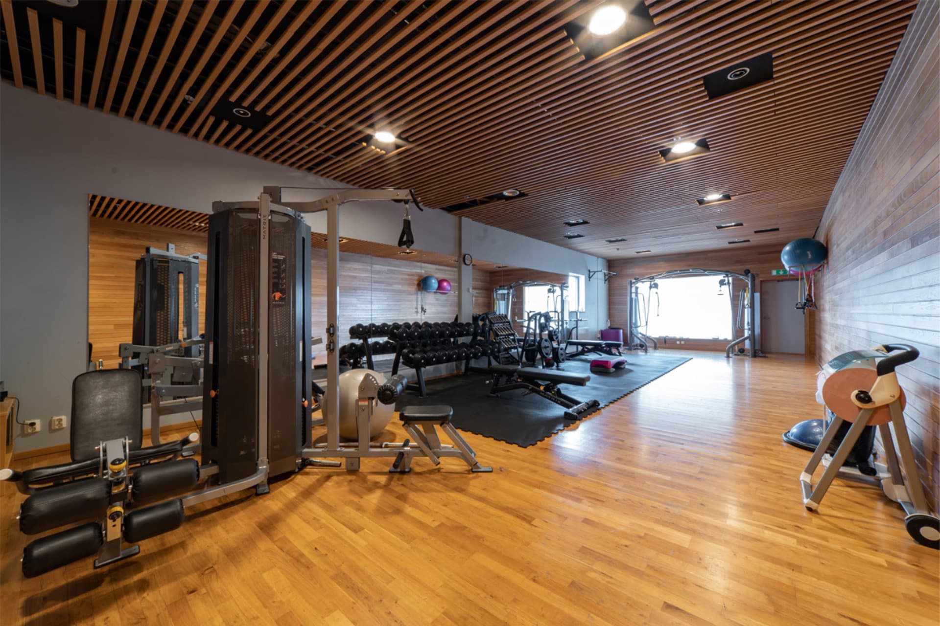Gymmet hos Seaside Office Hotels med crosstrainers och utsikt över hamnen